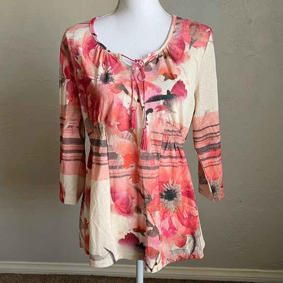 ONE WORLD Tops - One World Floral Smocked Sides Lace Back Top L Cream and Peach